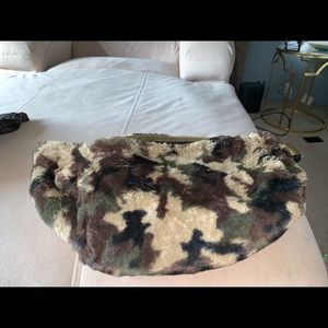 Faux fur camo waist bag w/ outside POUCH in front